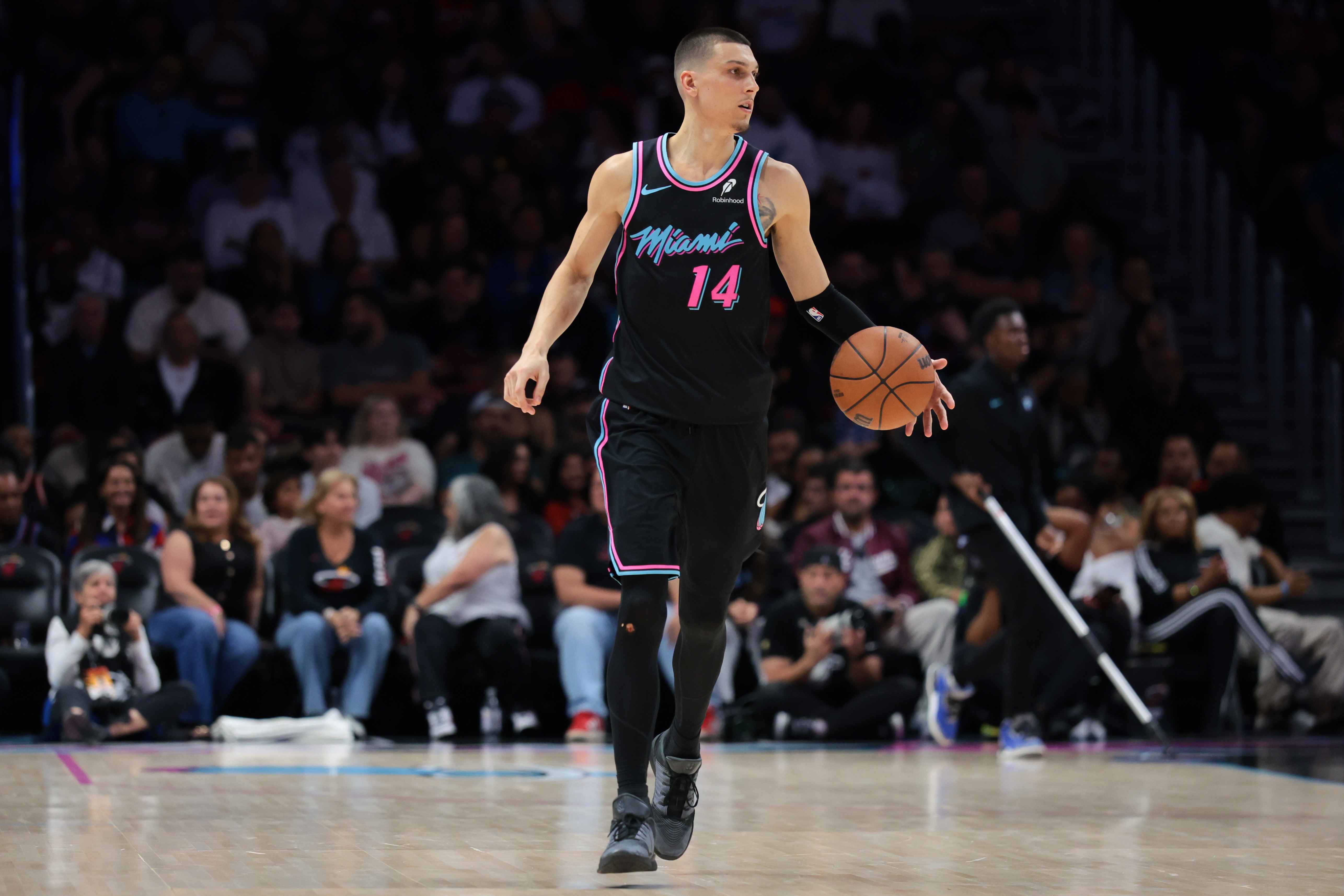 黄金甲体育-热火迎战魔术 希罗&鲍威尔&韦尔&亚库乔尼斯出战 维金斯缺阵